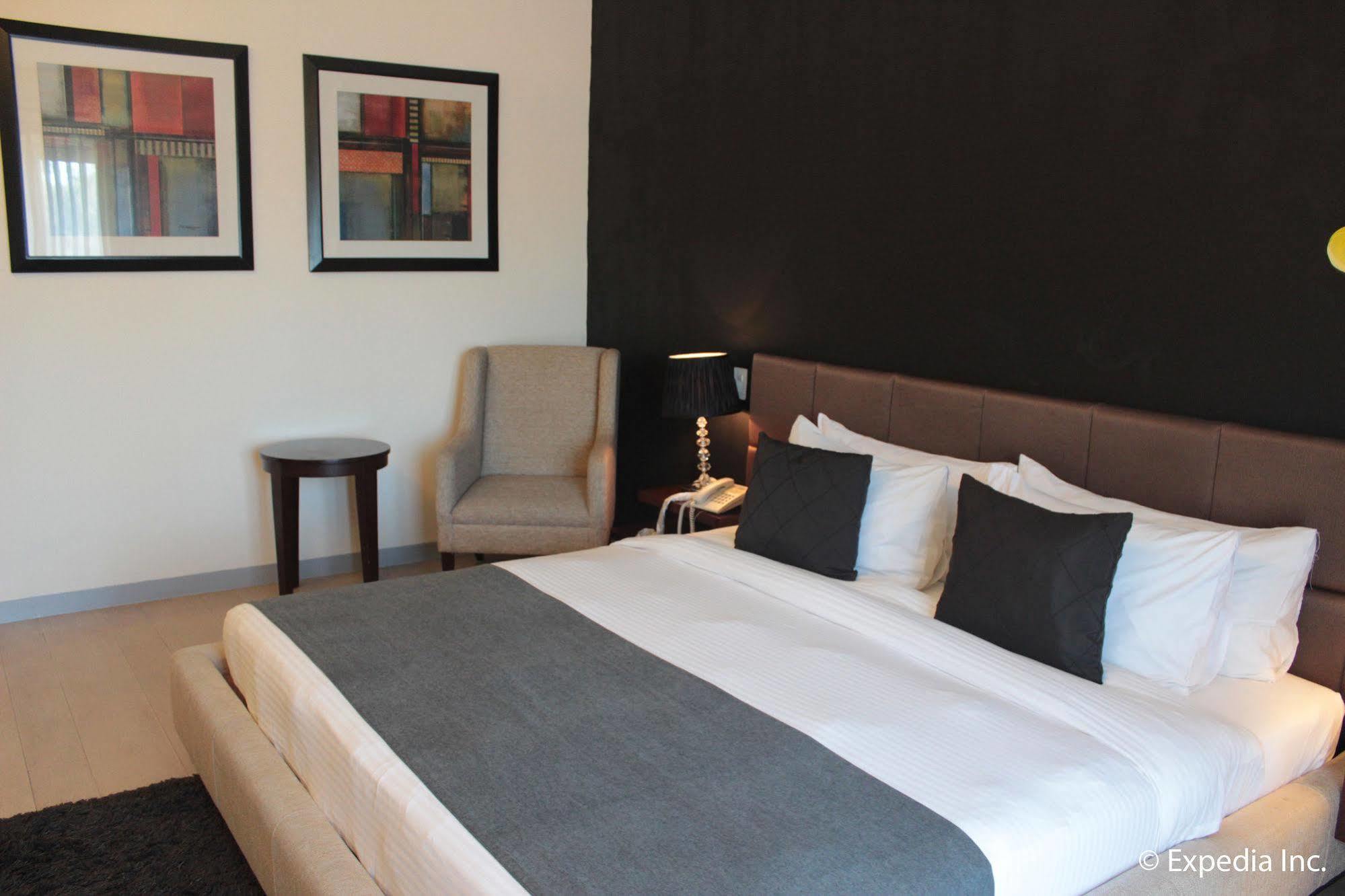 Segara Suites Olongapo City Exteriör bild